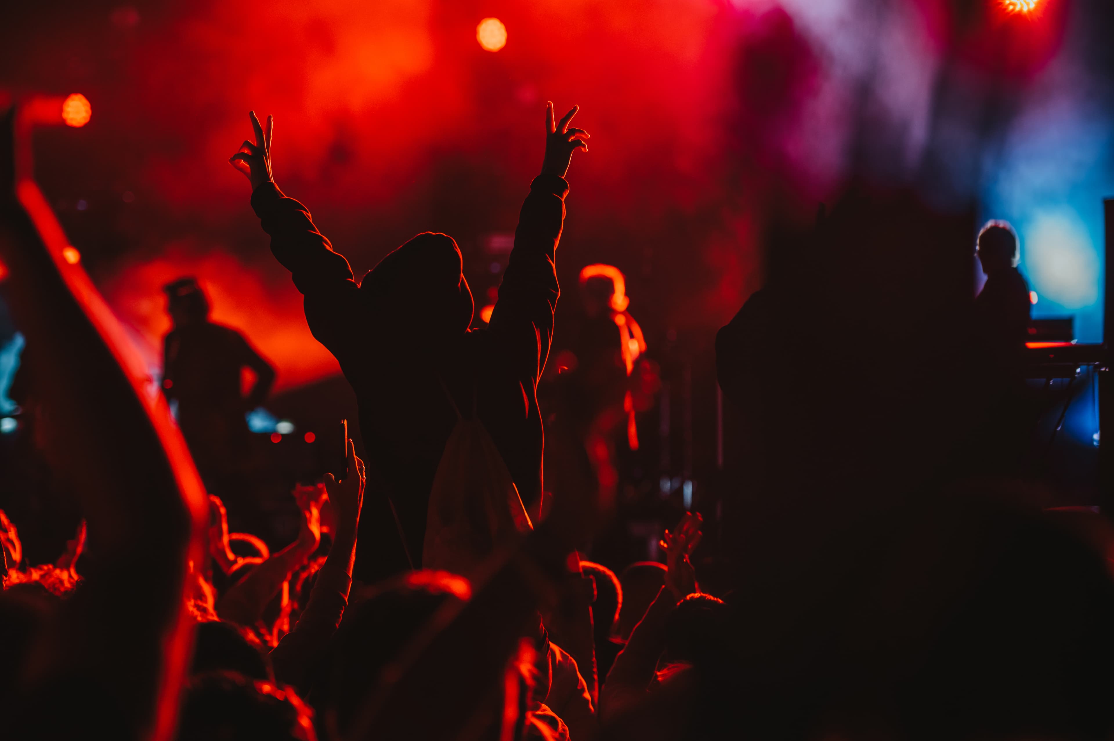 Público en un concierto bajo luces cálidas