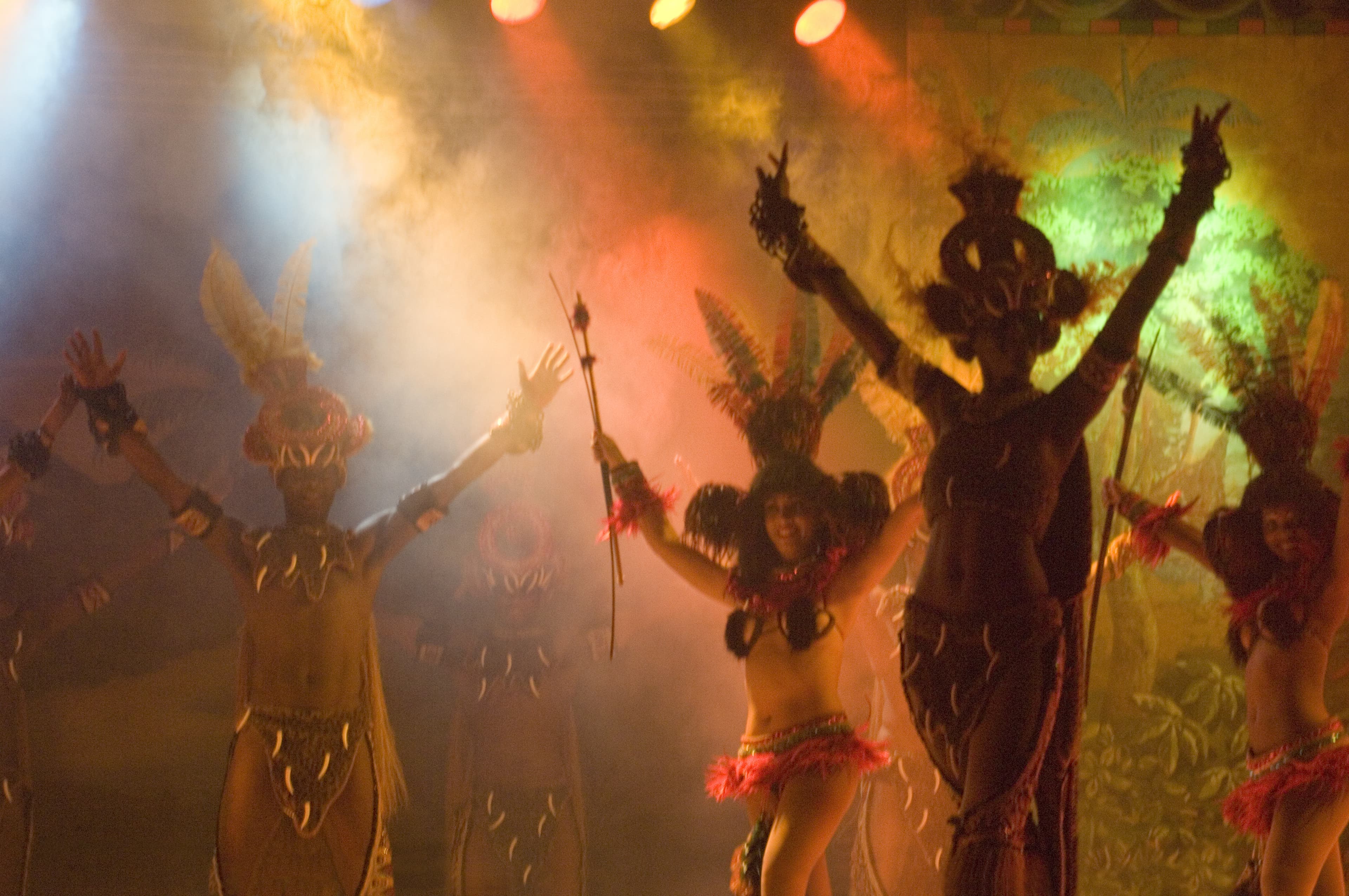 Artistas en escena ante un público iluminado